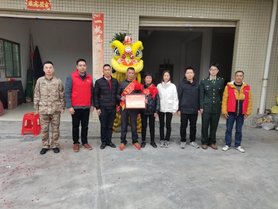 已處理1674092129216市退役軍人事務(wù)局副局長(zhǎng)溫寶謙一行到龍都村現(xiàn)役軍人王耀成家中送立功喜報(bào)，并提前向王耀成家屬送上新春祝福，鼓勵(lì)軍人努力拼搏、再立新功。.jpg