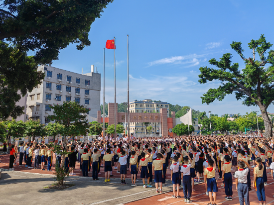 沙坪七小 升旗.jpg