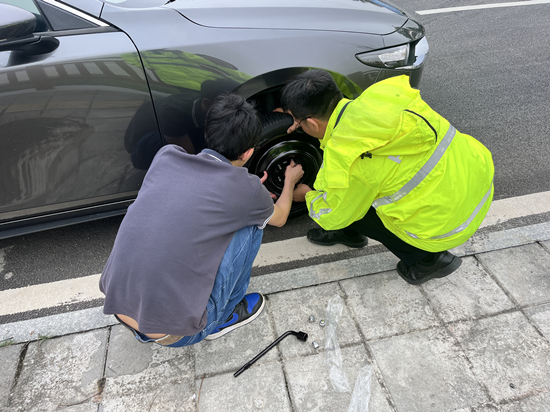 5月2日幫助群眾更換備胎 (6).jpg